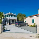 Apartment Mato Pirovac
